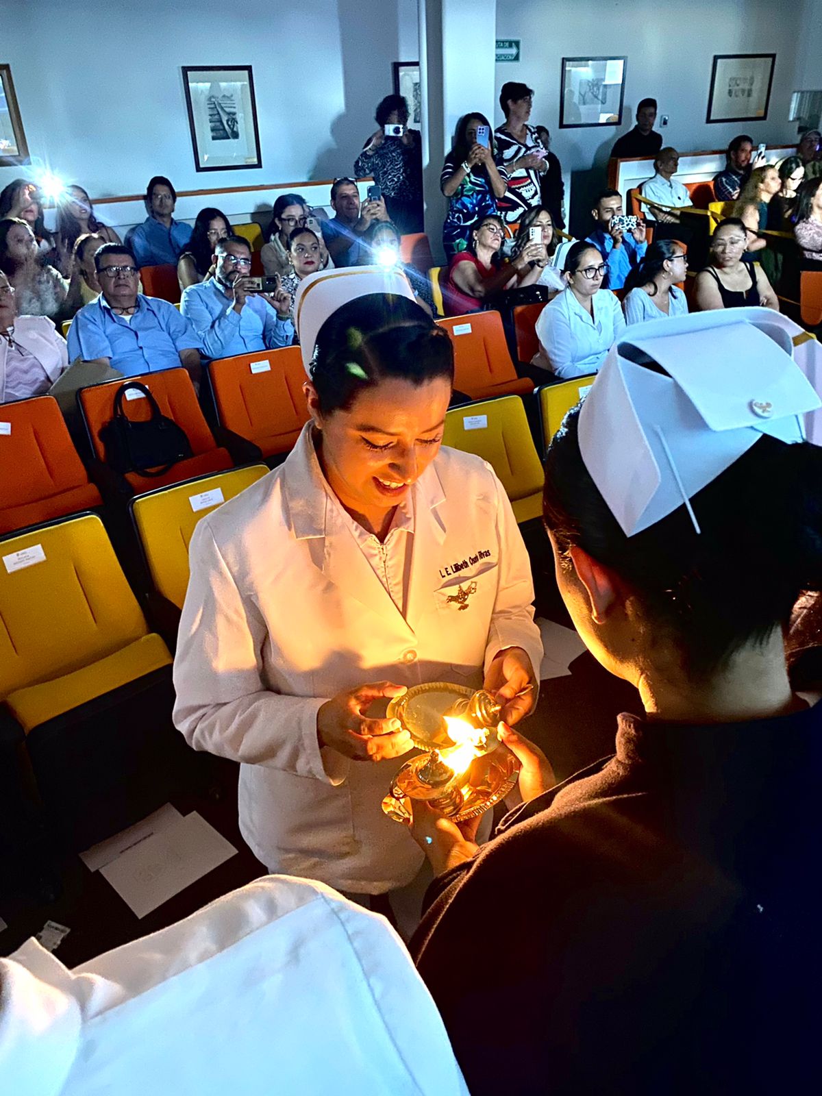 Read more about the article CEREMONIA DEL PASO DE LA LUZ ENFERMERÍA