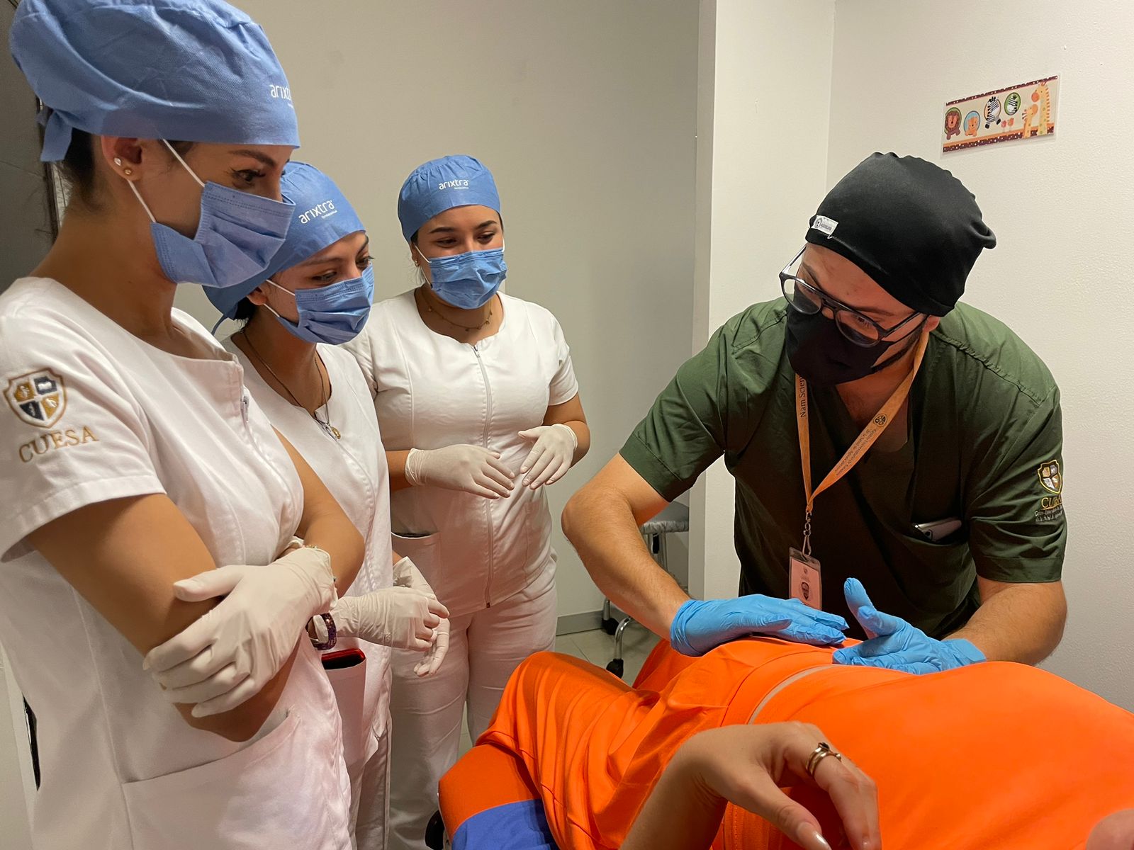 Read more about the article Práctica Clínica: Maniobras de Leopold por alumnas de enfermería en CUESA