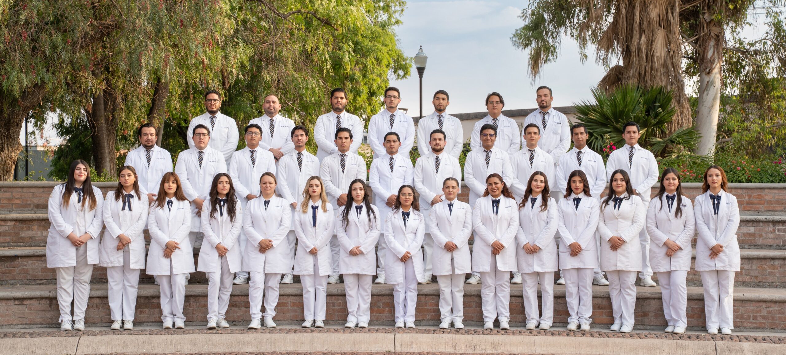 Read more about the article Primera Generación de Medicina en CUESA: Una Historia de Vocación, Esfuerzo y Orgullo